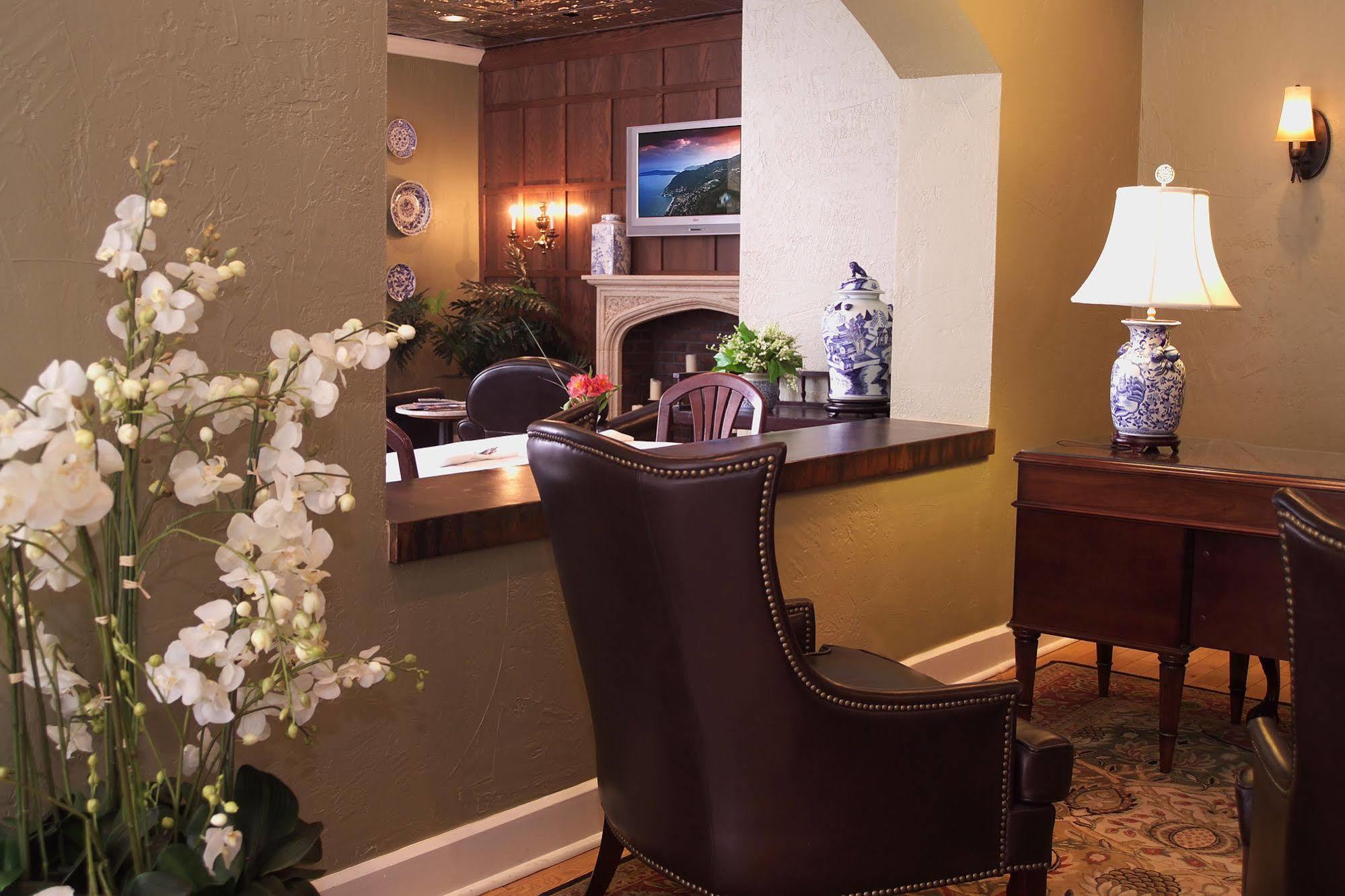 Seven Gables Inn, St Louis West, A Tribute Portfolio Hotel Clayton Habitación foto